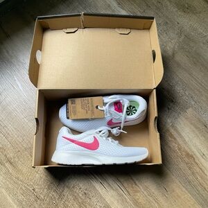NWT Women’s Nike Tanjun